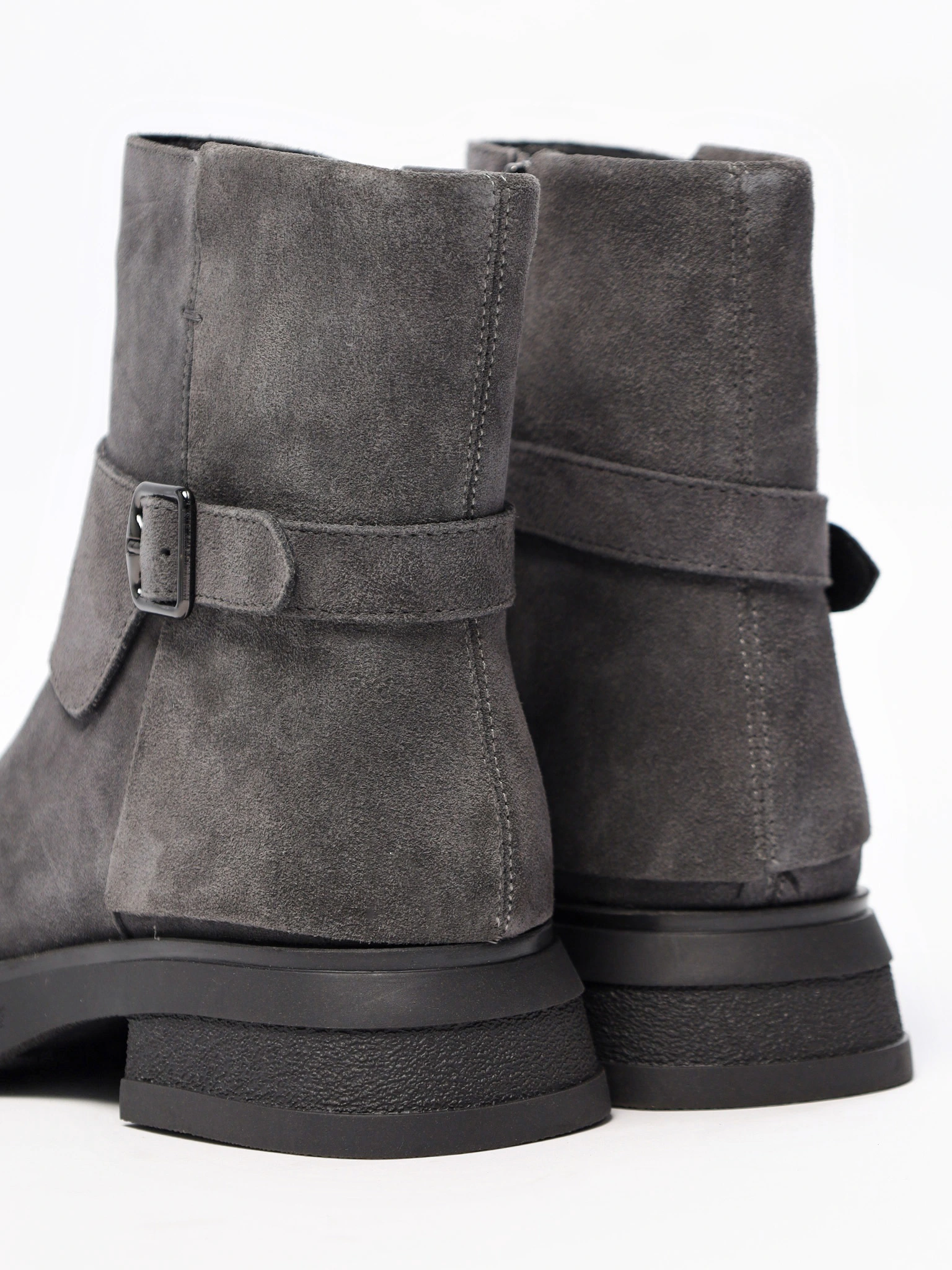 Ботинки серого цвета на среднем широком каблуке